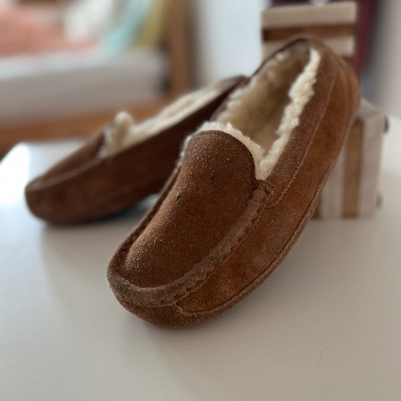 UGGs boys slippers sz 3 VGUC suede moccasin shearling lined rubber sole UK 2 - Picture 2 of 8